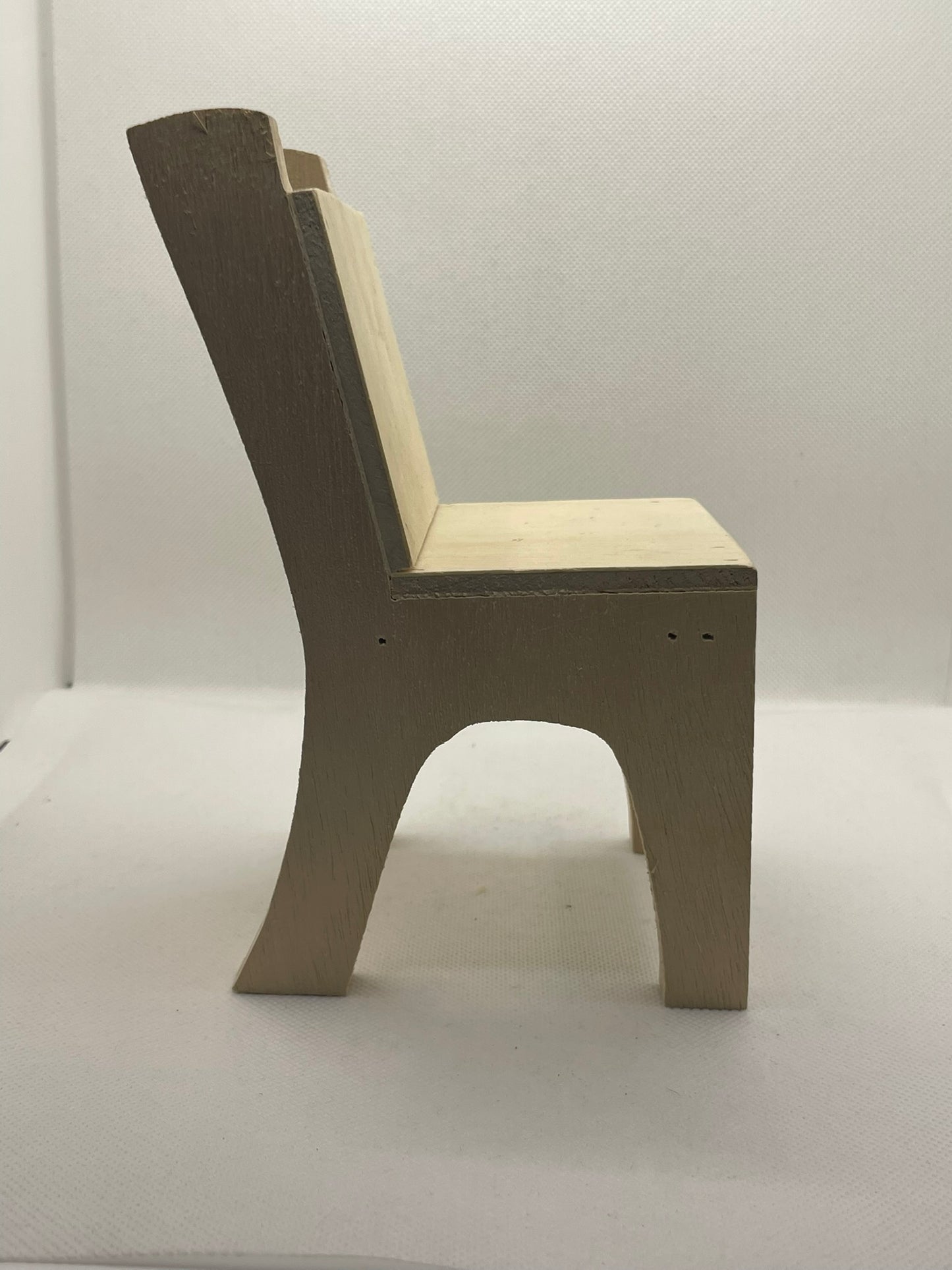 Silla de madera para ofrendas a los orishas.